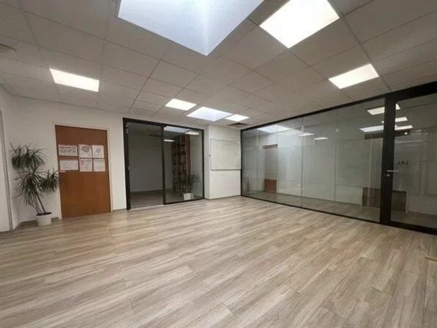 Bureaux à vendre - 9 pièces - 212m2 - Nîmes (30900)