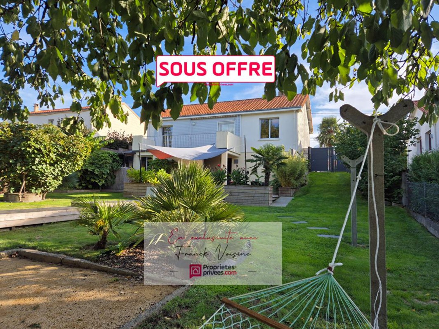 A VENDRE en Exclusivité aux Herbiers, maison de 82 m2 avec 2 chambres,1 mezzanine et 2 garages sur une parcelle de 952 m2 env