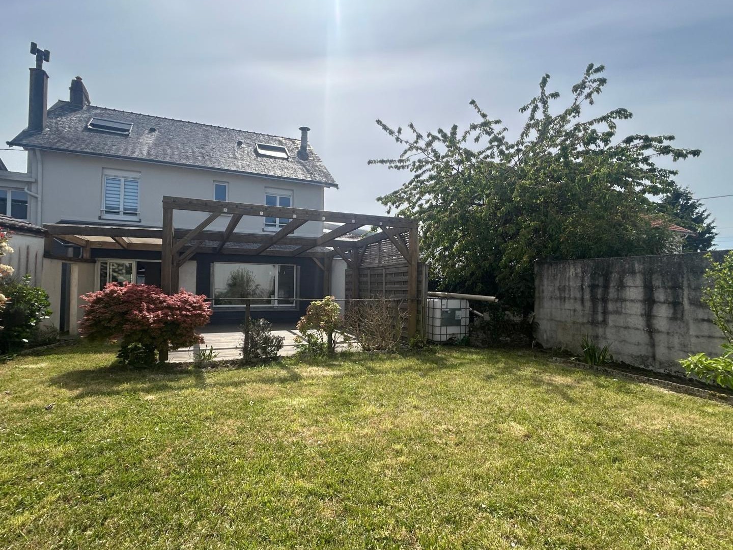 Rare sur le marché ! Maison 4 chambres avec un plateau de 150 m² exploitable en rez-de chaussée !