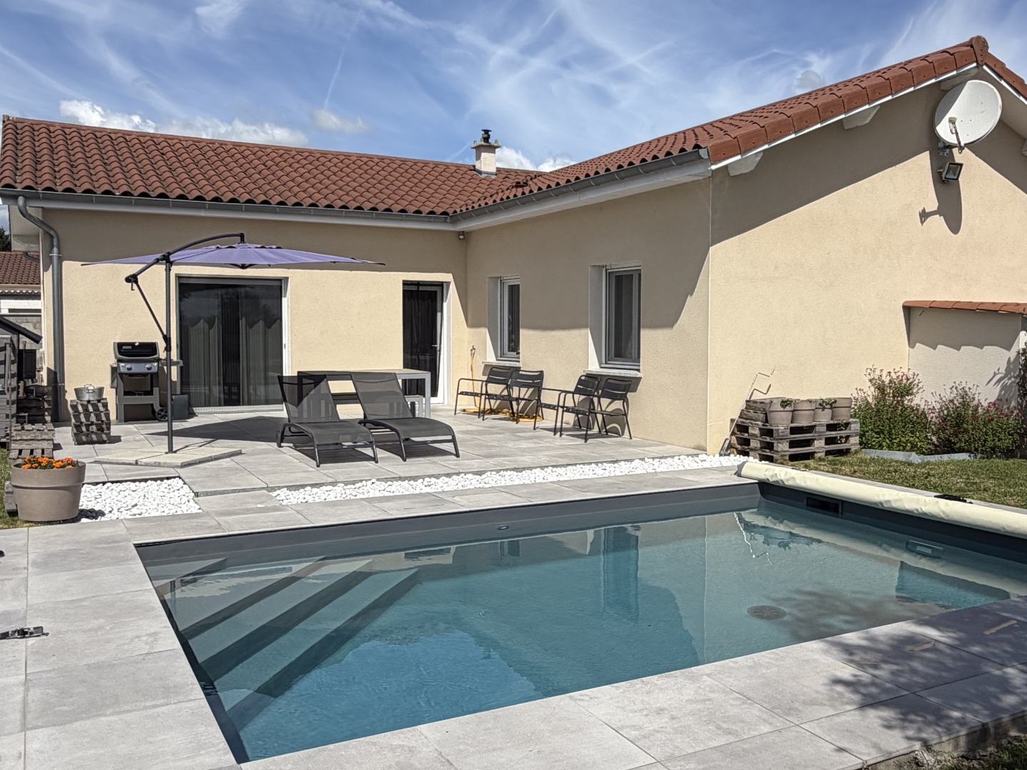 CHAMPDIEU MAISON DE 133M2AVEC PISCINE - TERRAIN CLOS ET ARBORÉ