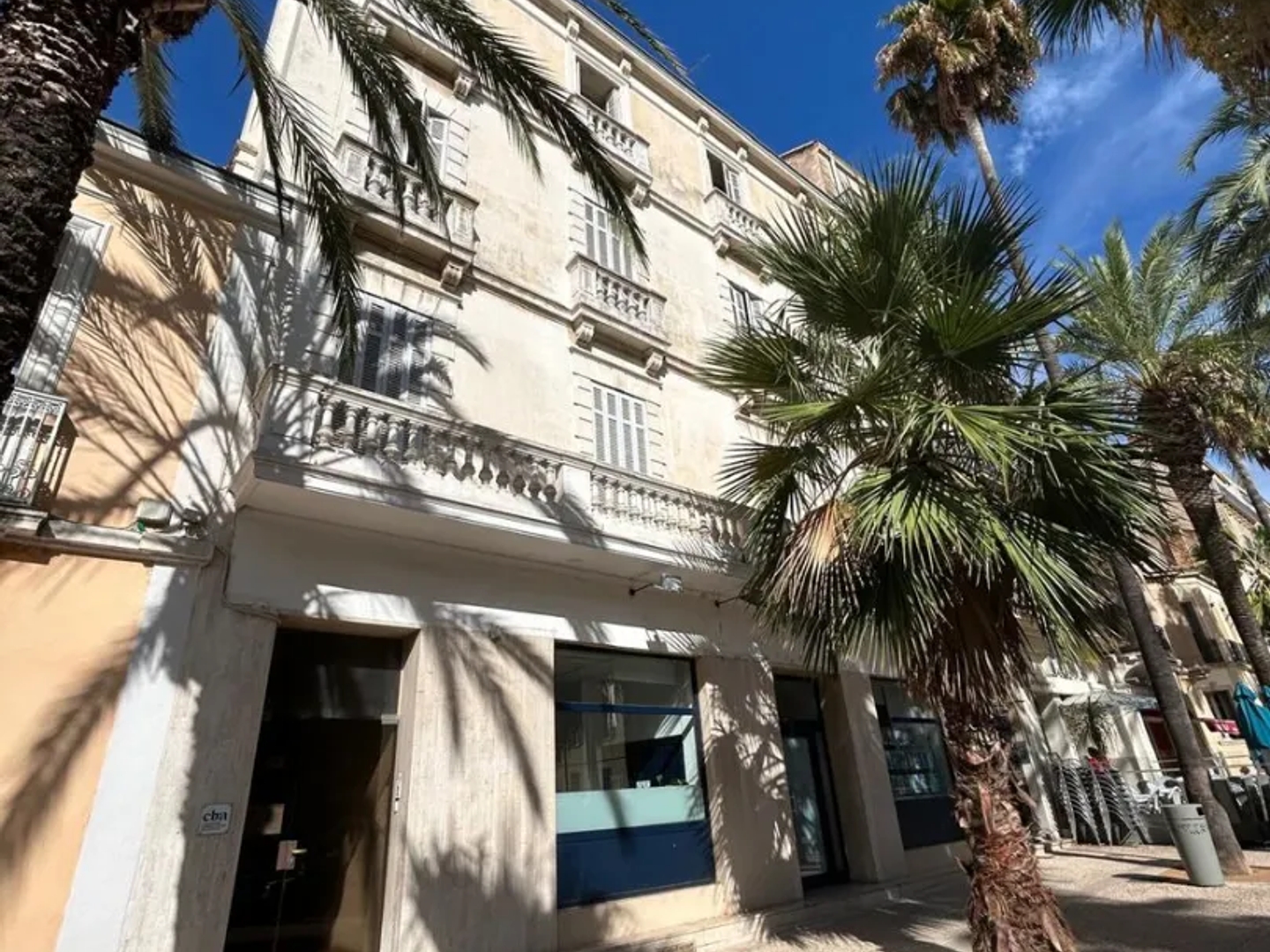 Immeuble mixte à vendre bureaux/habitation en pleine propriété - Centre-ville - Hyères