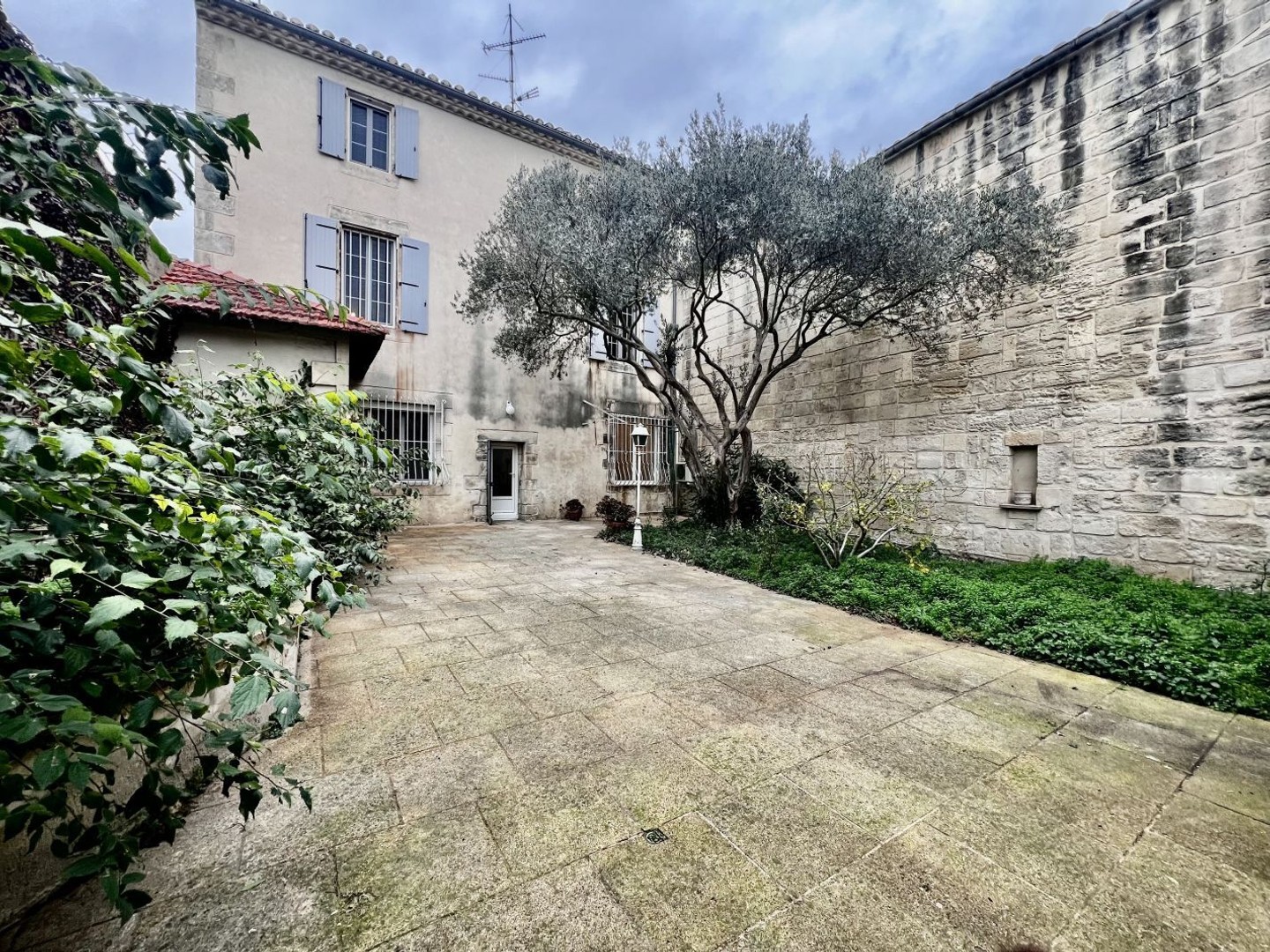 Maison de village avec 2 cours et garage.