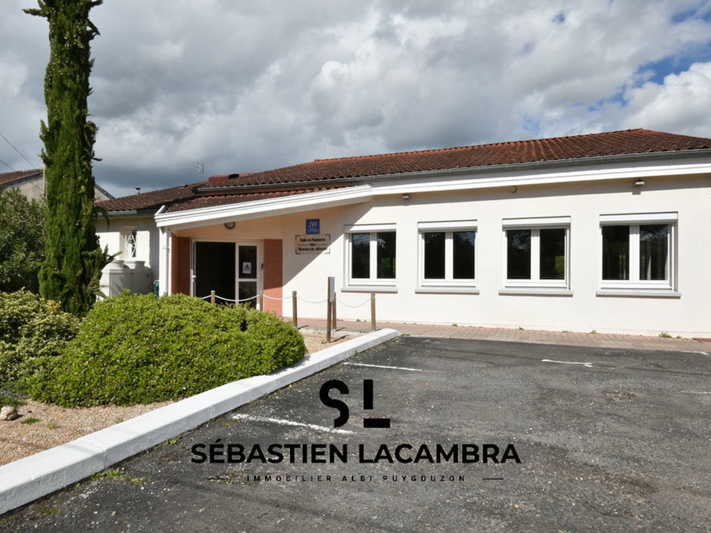 Local commercial de plain-pied avec salle ERP aménagée 235 m2 + parking Albi