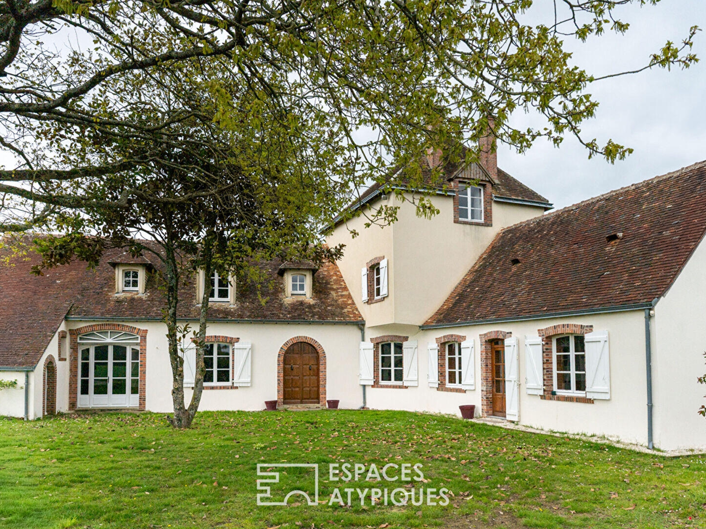 Grande maison de campagne à fort potentiel dans un cadre verdoyant