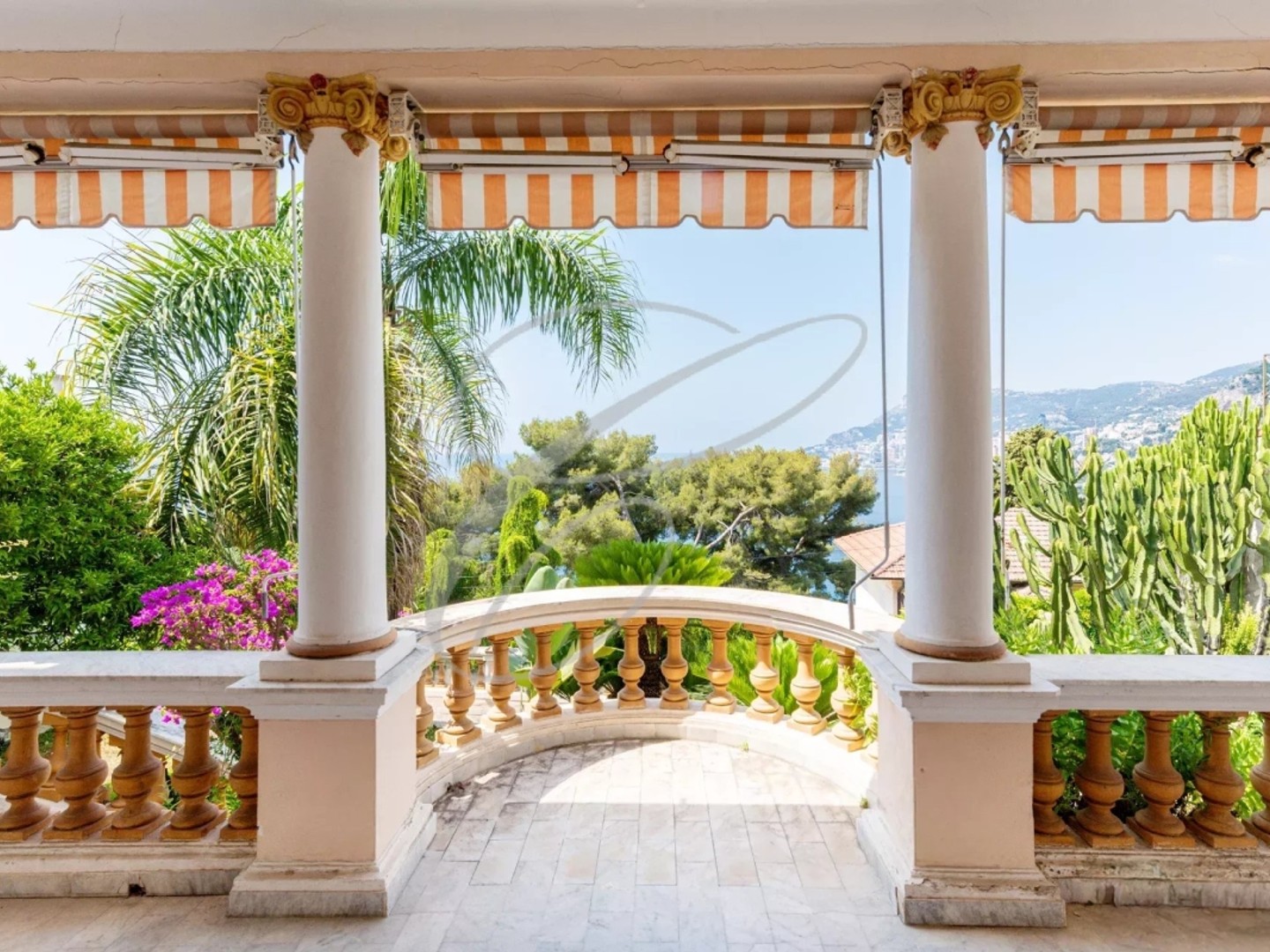 Maison à vendre - 12 pièces - 220m2 - Roquebrune-Cap-Ma... (06190)