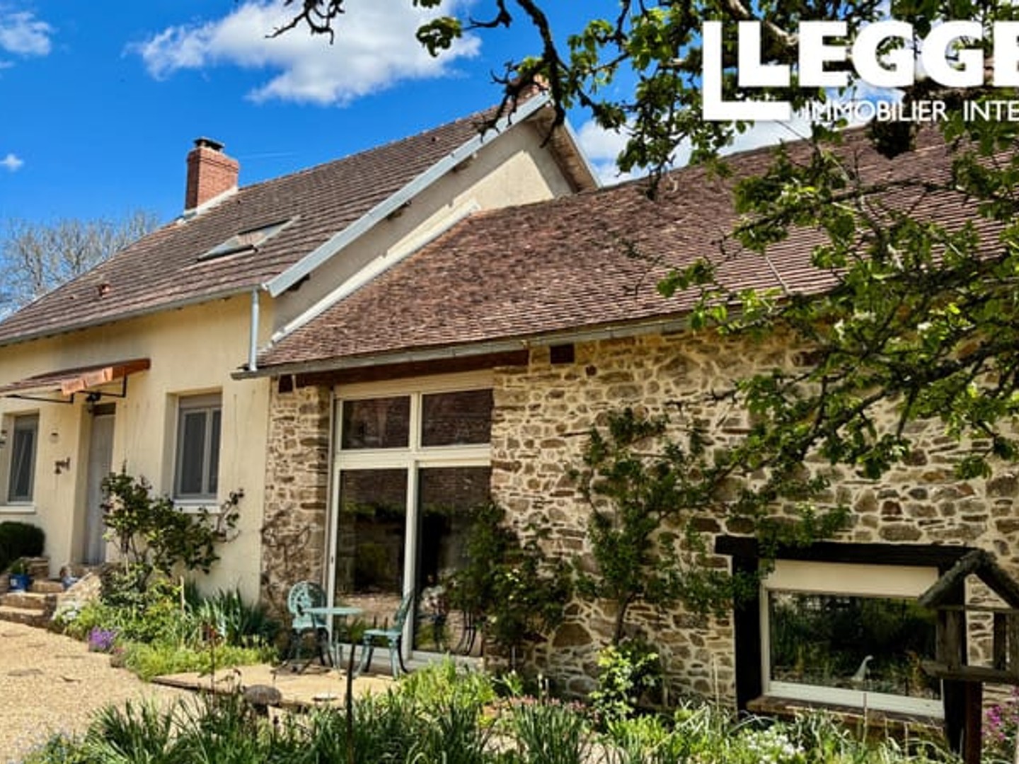 Charmante retraite rurale de 4 chambres avec spectaculaire grange aménagée à 15 minutes de St-Yrieix-la-Perche