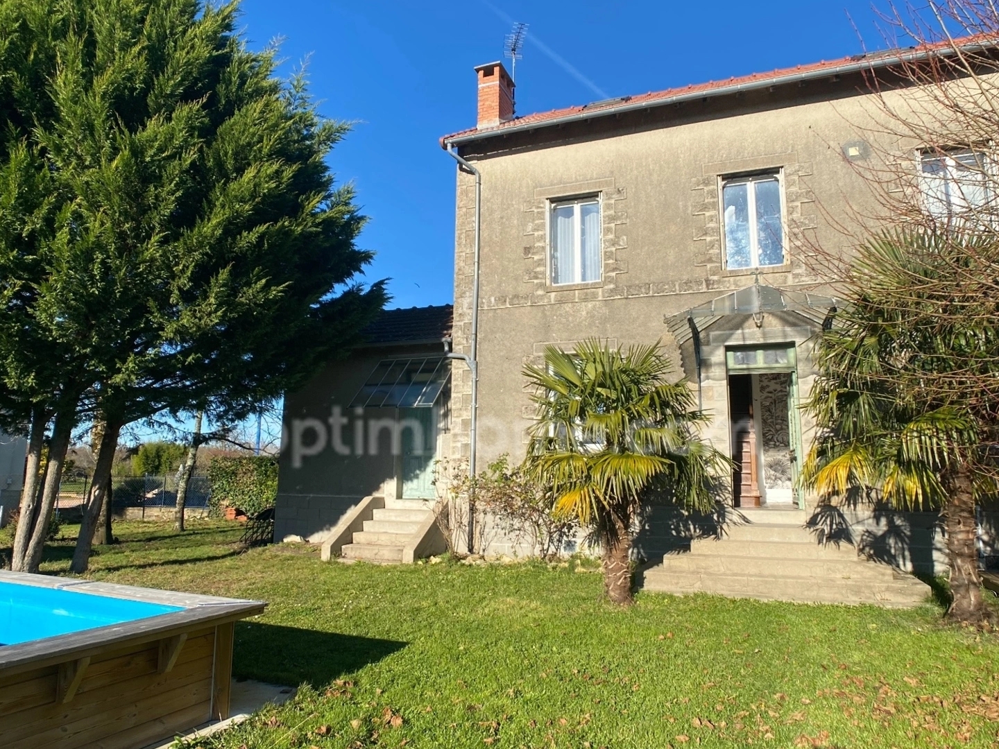 Belle maison en pierre de 4 chambres avec jardin de 515 m2 plat et clôturé.