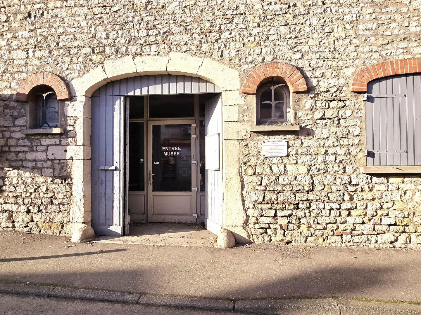 À VENDRE Local avec grande cave voûtée de 30m2 Centre vi