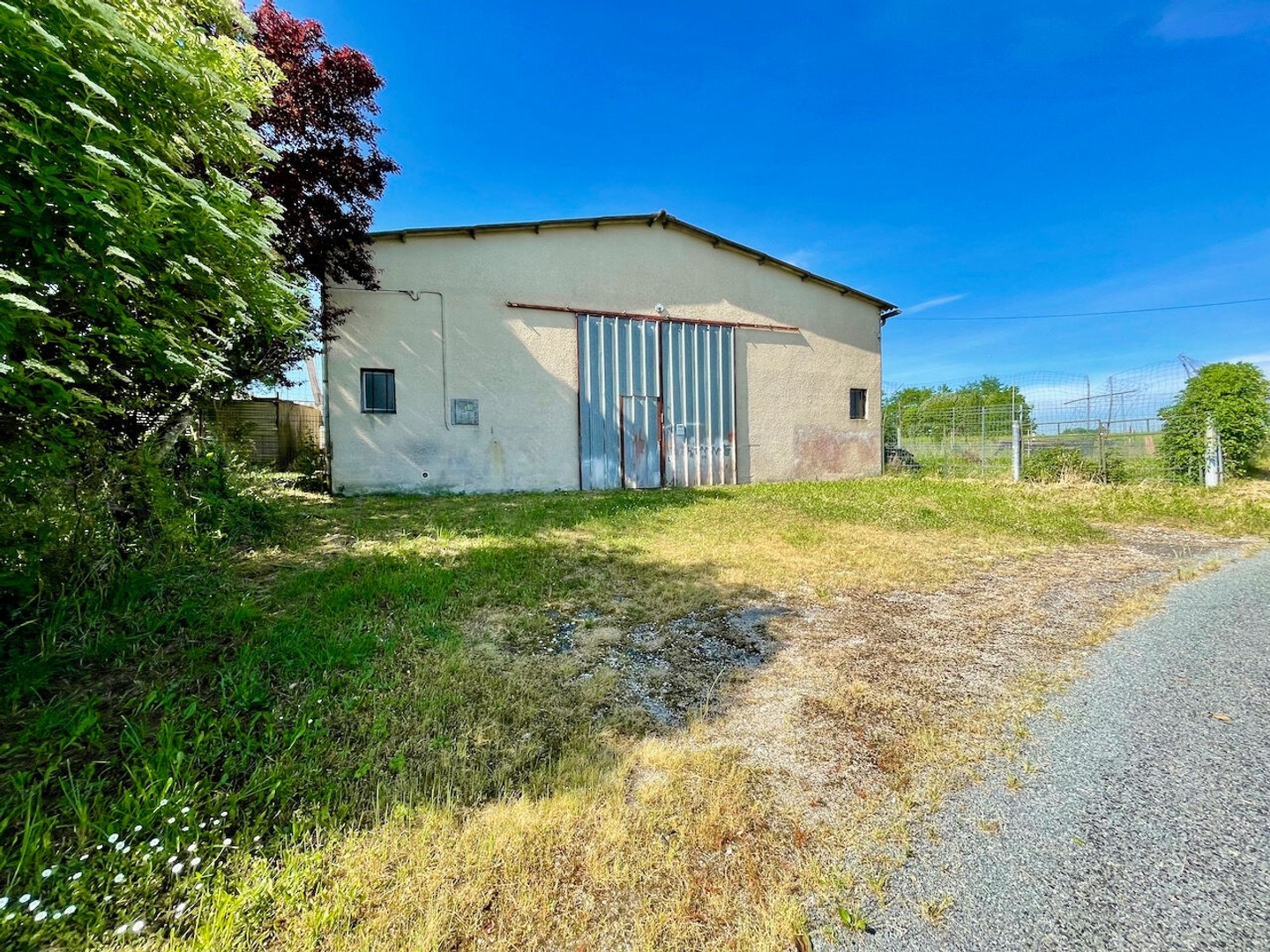 Bias, proche de Villeneuve sur Lot, hangar de 265 m² à louer en campagne. Petite porte et grande ouverture. Accès facile. terrain devant pour stationner. Pas de terrain autour à entretenir. Pas de bureau ni sanitaire. Le hangar étant sujet à des infiltra