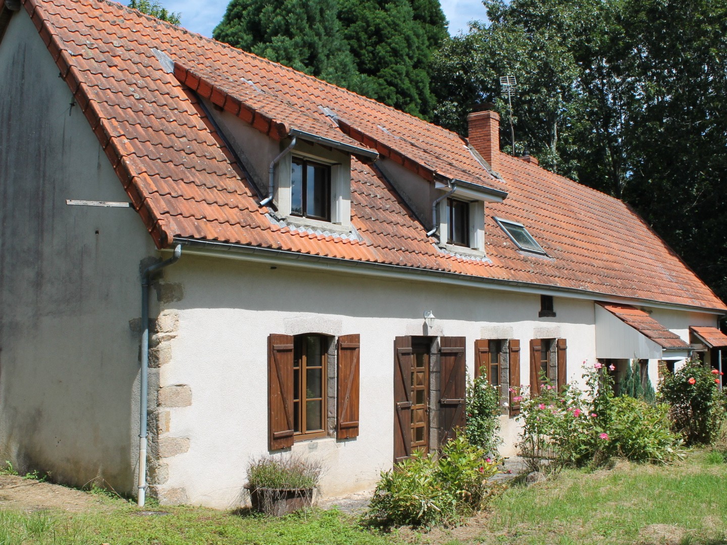 St Palais Maison spacieuse sur 1612 m2 dans le village.