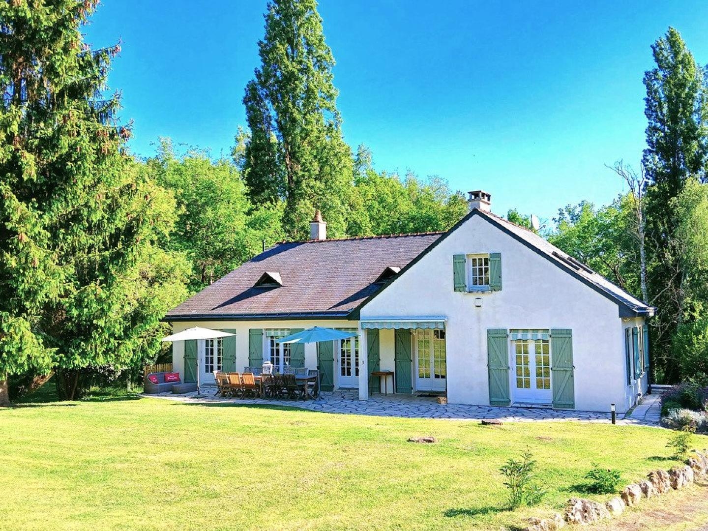propriété avec piscine chauffée sur grand terrain