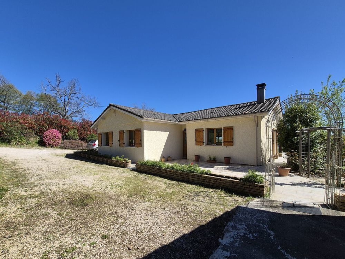 À vendre, proche de Miélan (Gers) : Superbe villa de plain-pied avec un gîte de 2 chambres, une annexe, un abri voiture, des ter