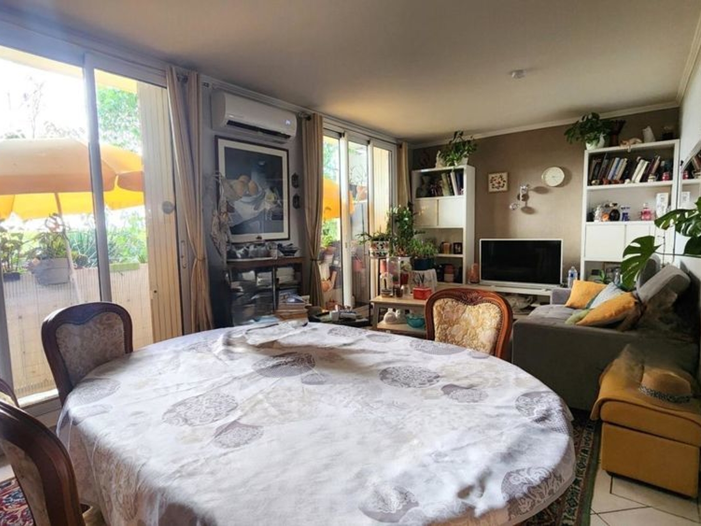 T3 traversant lumineux de 67 m² avec 2 balcons, parking et cave  tram et commerces à 1 min
