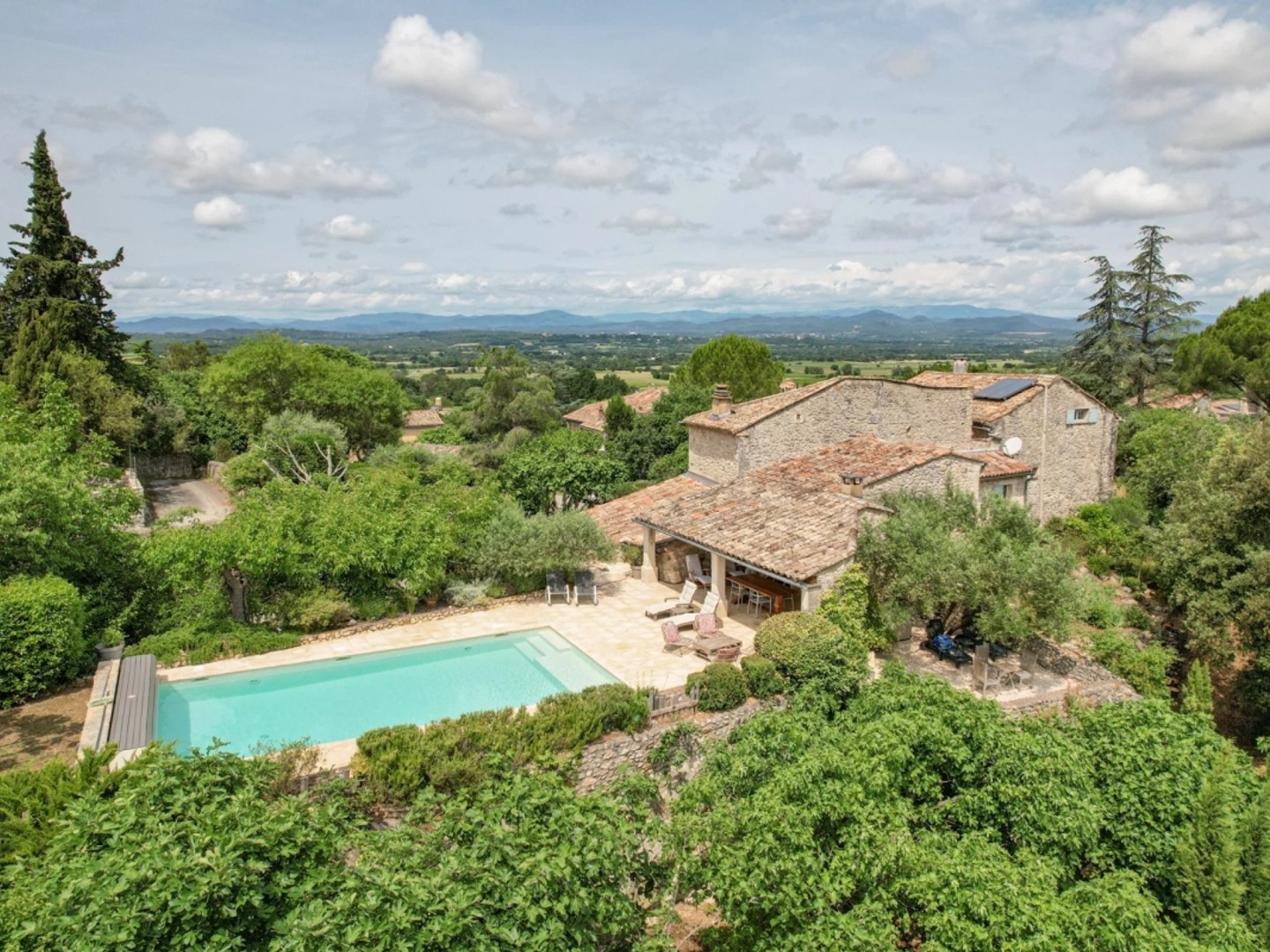 Mas en pierre avec piscine et vue panoramique