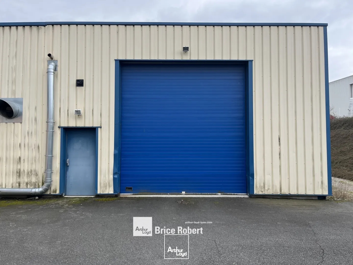 Locaux d activités avec une belle hauteur à vendre à Bessenay