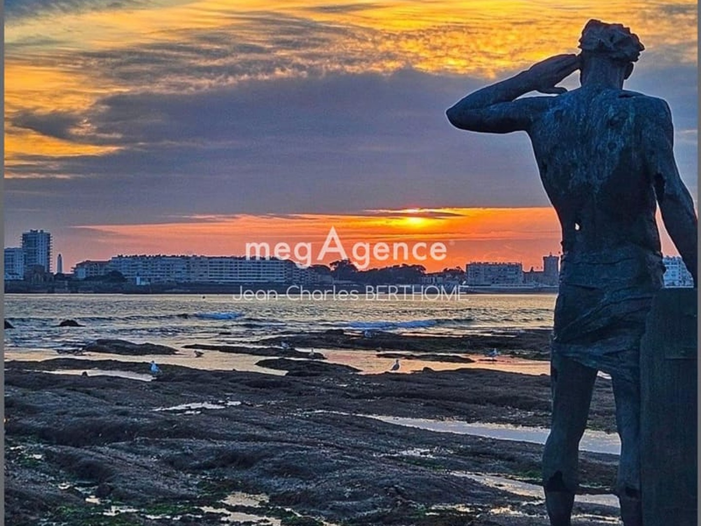 Située dans la charmante station balnéaire des Sables d'Olonne, magnifique brasserie haut de gamme, grande capacité d'accueil et emplacement stratégique en front de mer pour cette institution locale.