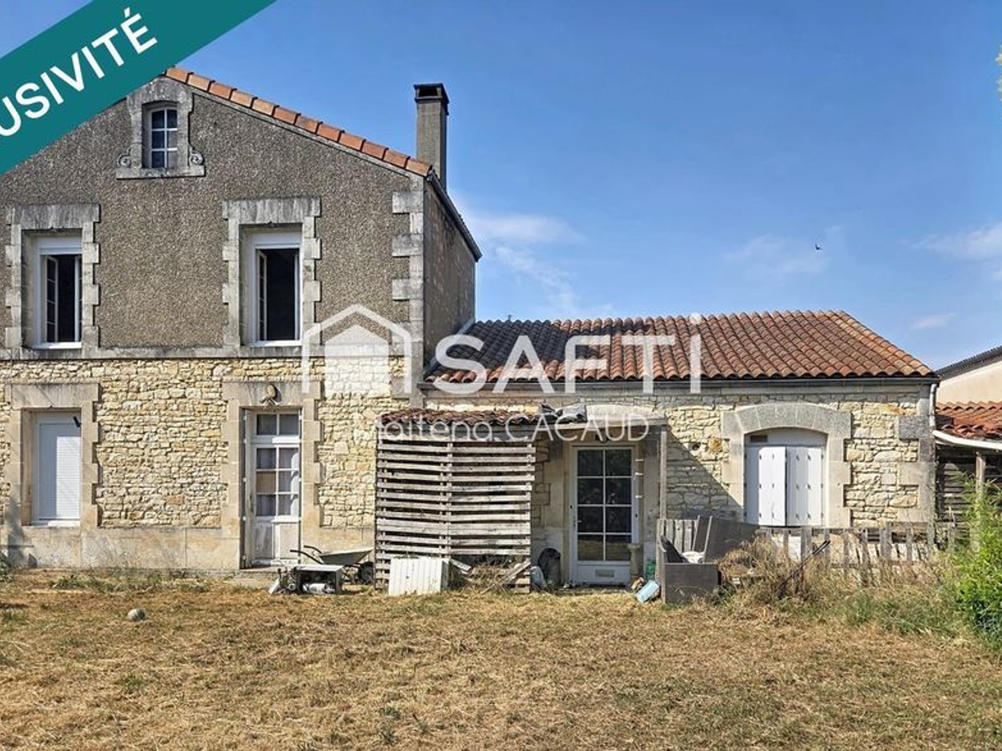 Maison de charme à Jarnac  Beau potentiel !