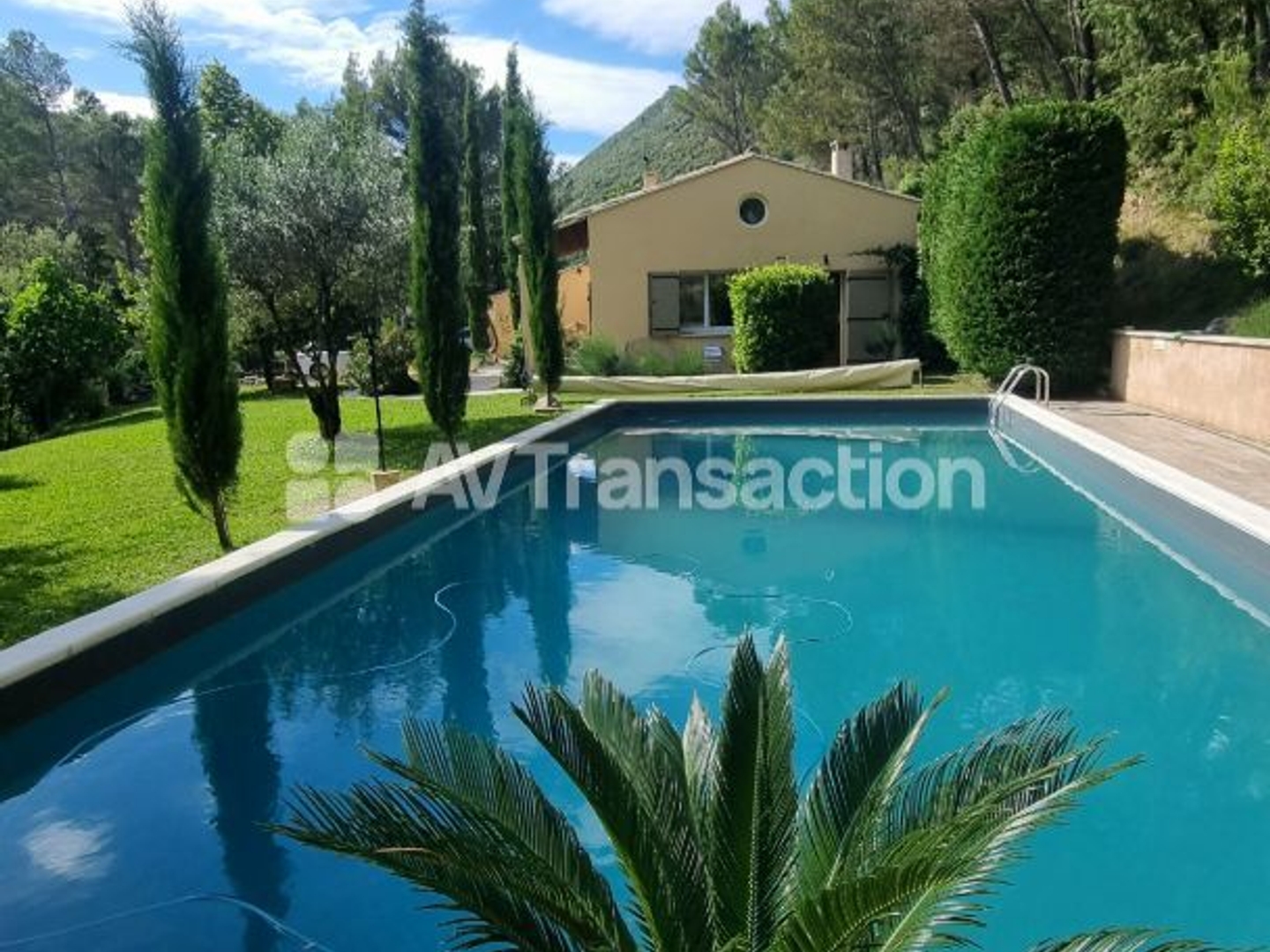 Villa provençale avec piscine & 6 ha – Proche Nyons (Drôme)