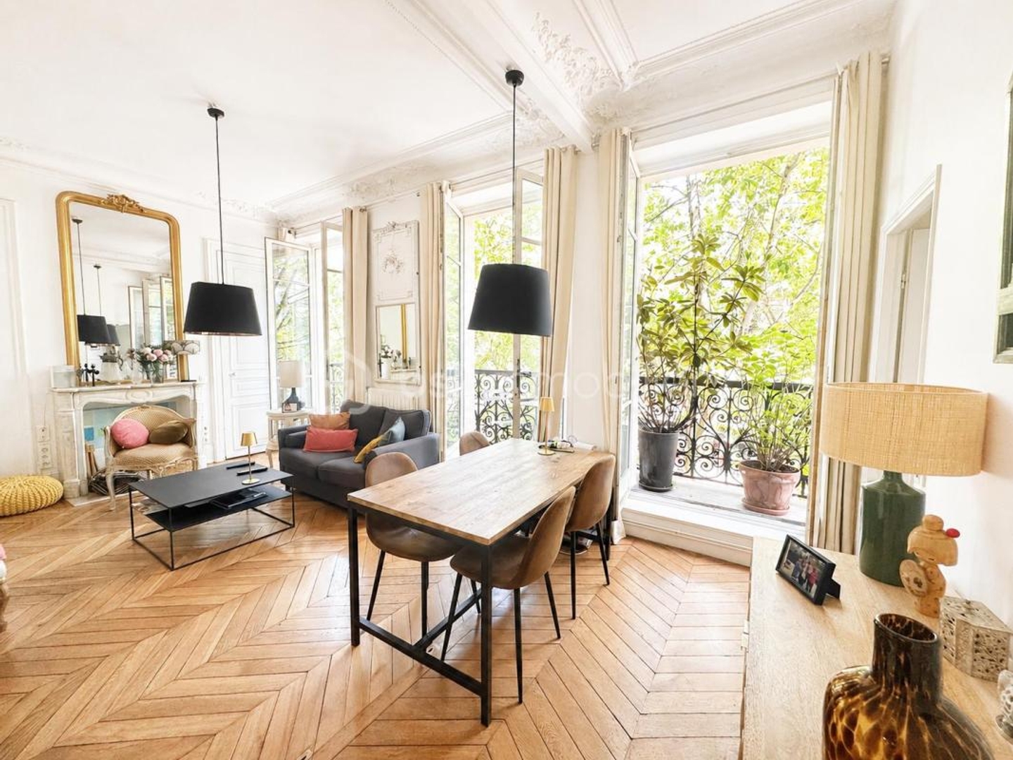 COUP DE COEUR - Très joli 3 pièces avec balcon dans un immeuble Haussmannien - BOULEVARD MAGENTA