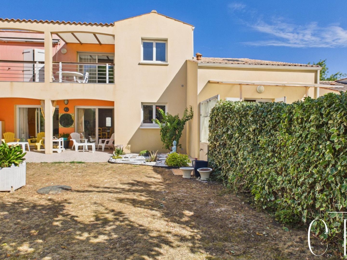 Maison aux trois espaces de vie indépendants