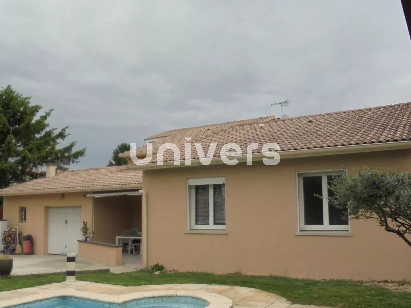MAISON DE 2000 AVEC JARDIN ET PISCINE