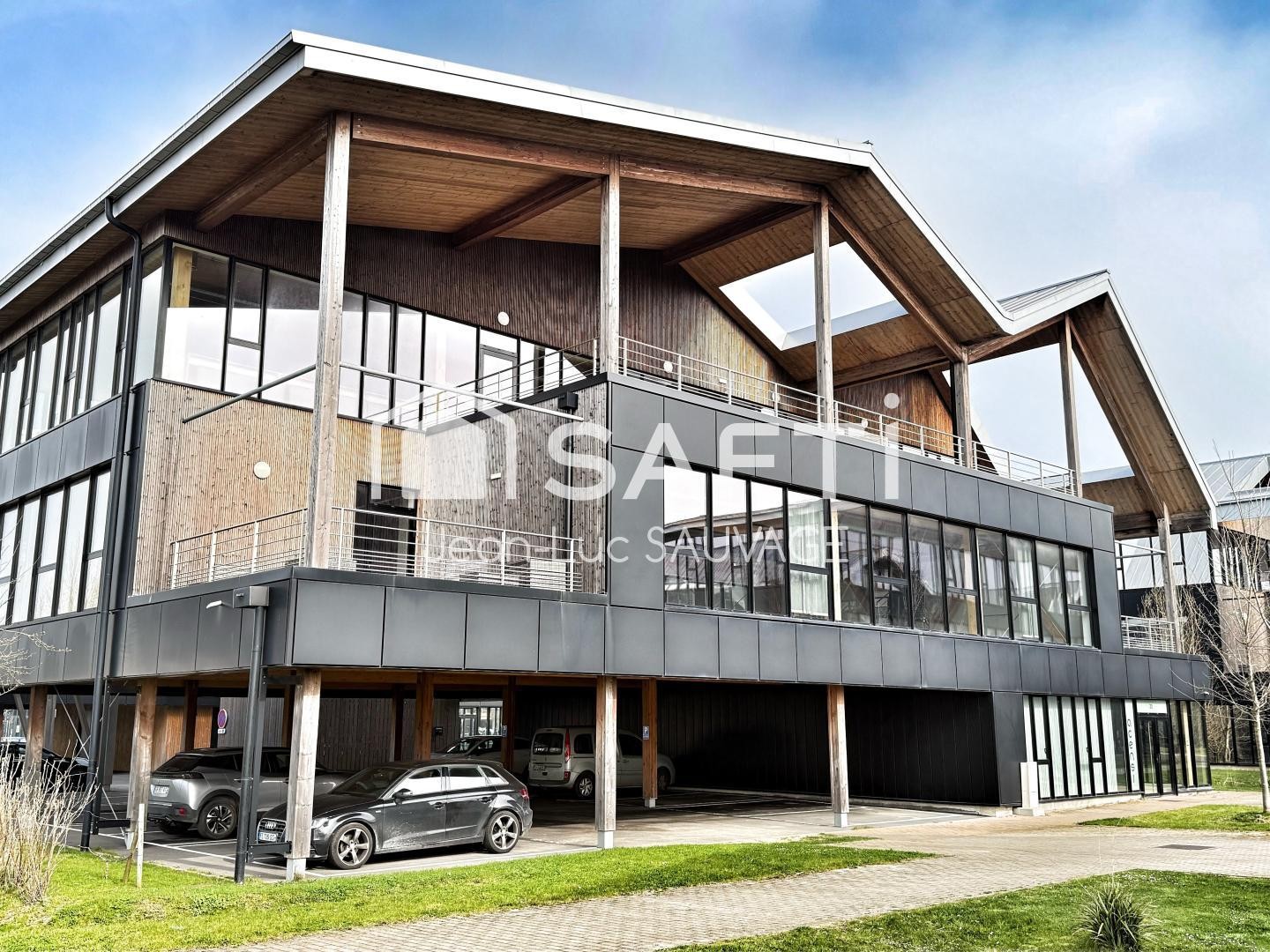 Bâtiment tertiaire sur 843 m² premium - Emplacement stratégique