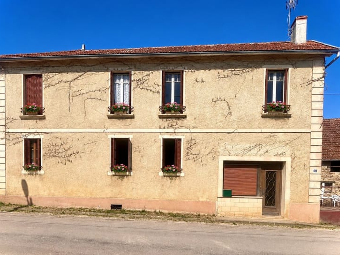 ENSEMBLE IMMOBILIER - 142M2 + 70 M2 - PROCHE EPOISSES