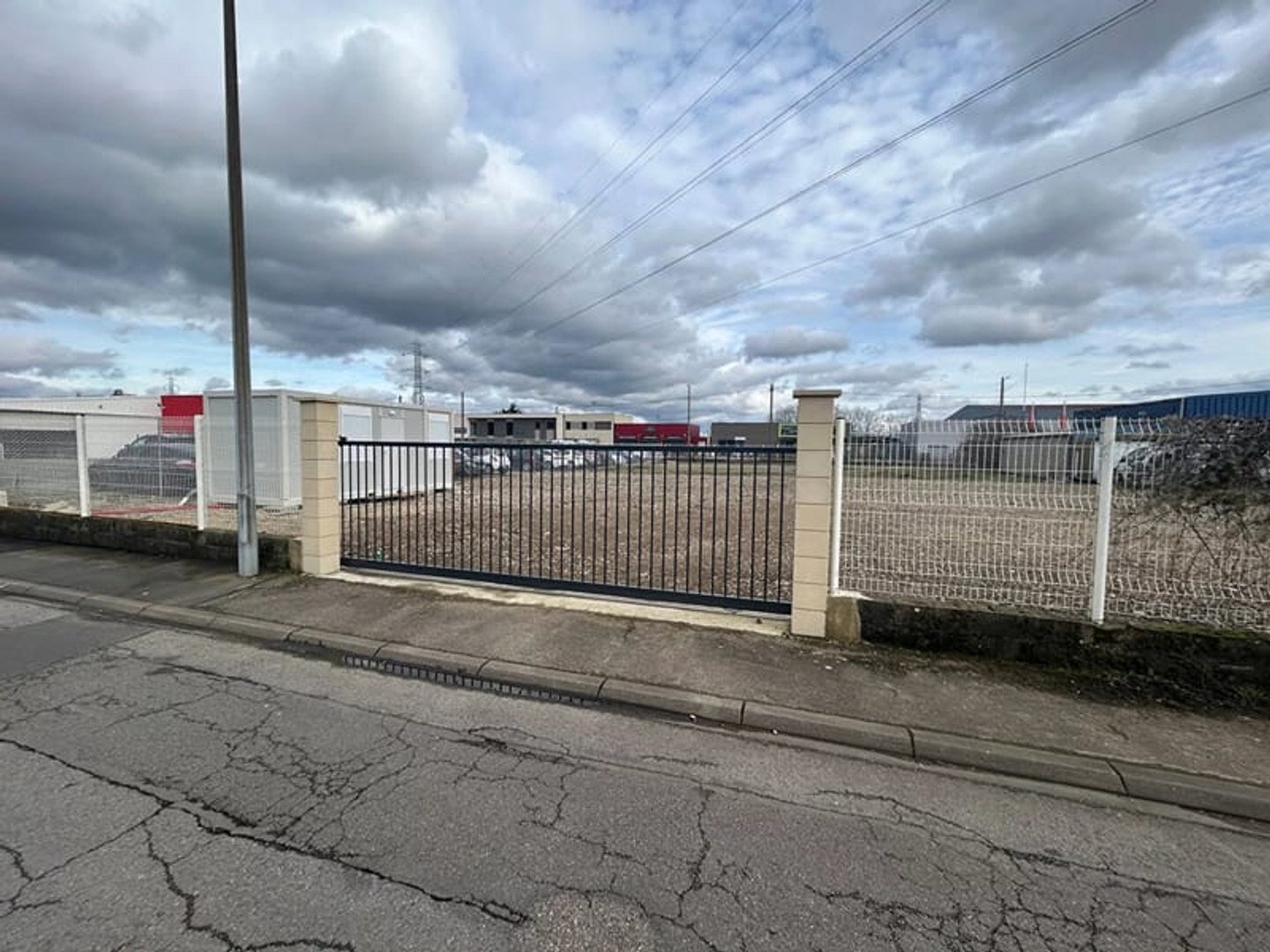 Terrain de stockage avec module de chantier