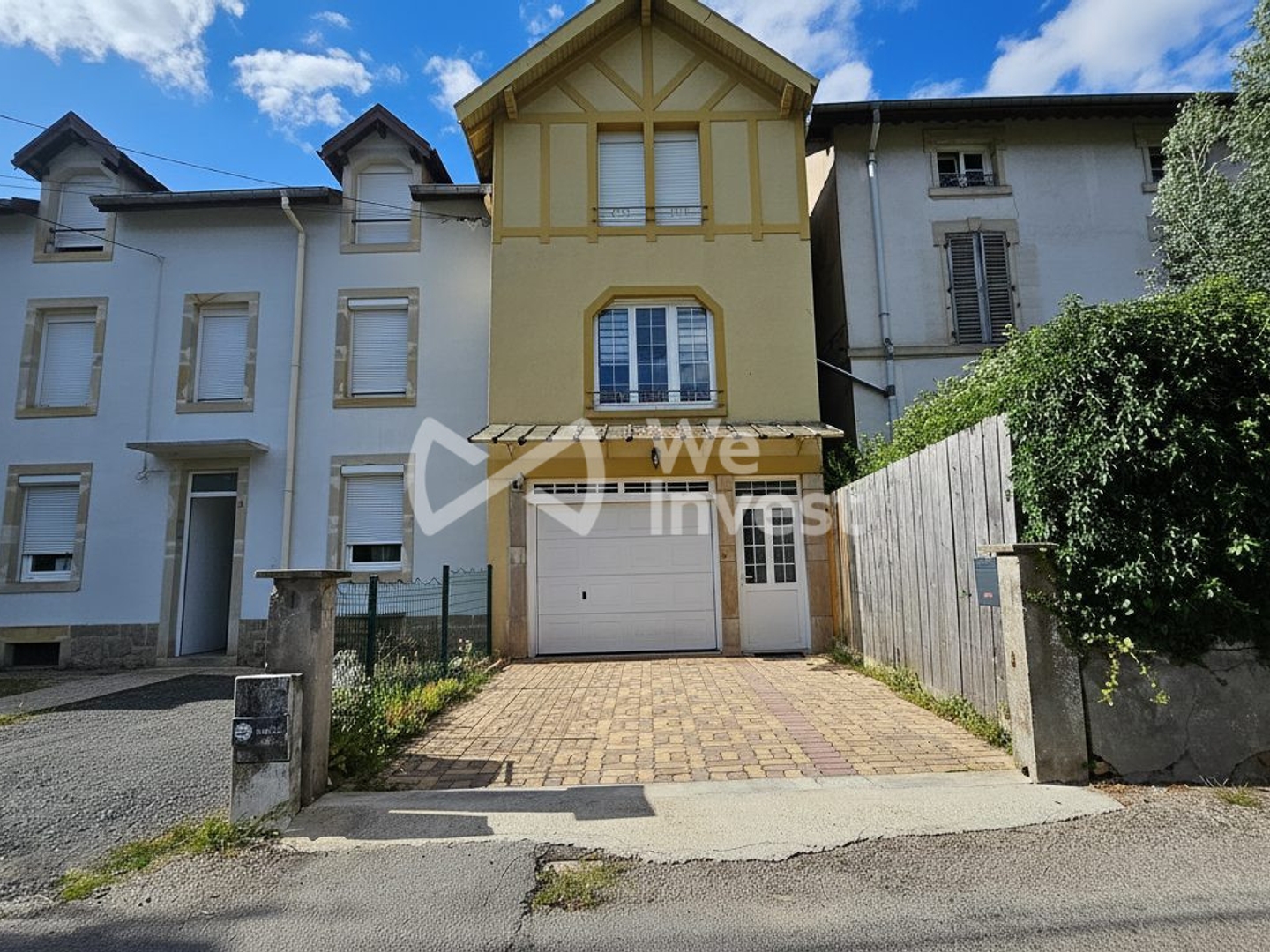 Maison de ville sur sous-sol complet avec véranda, jardin et ga