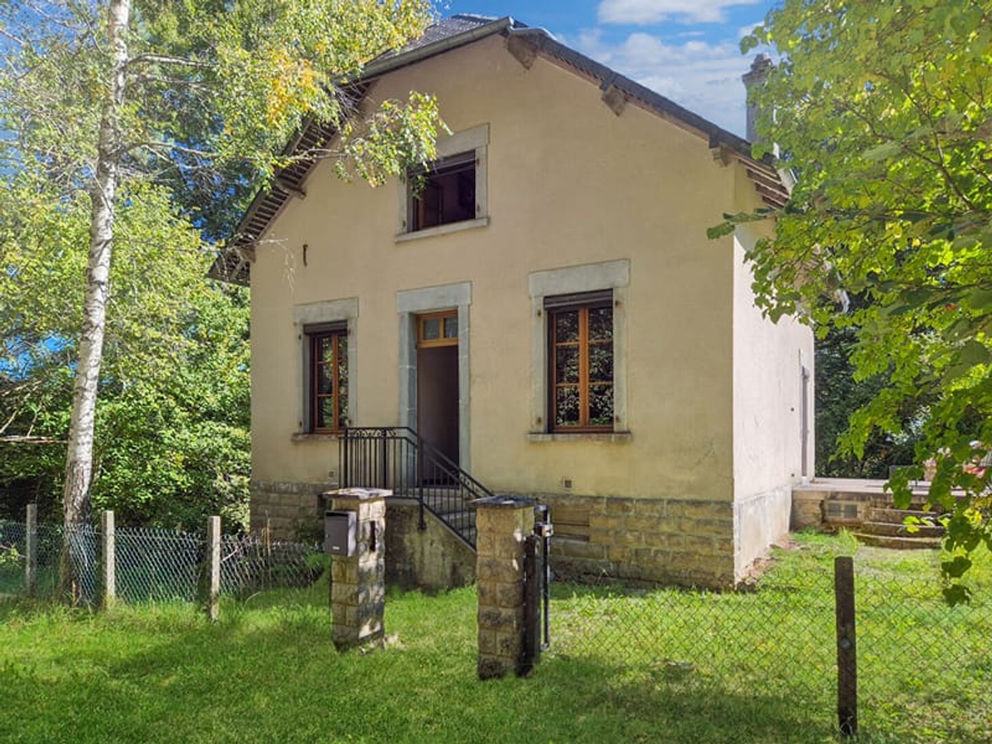 CORREZE. BUGEAT. Jolie maison de 2 chambres (possibilité de 3), sous-sol et jardin de 1474 m2 au bord de la rivière