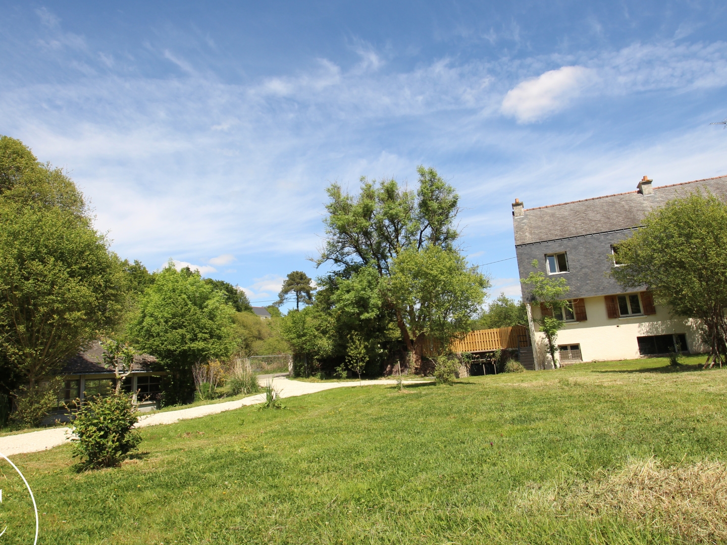 Maison avec dépendances et 10 000 m2 de terrain agricole.