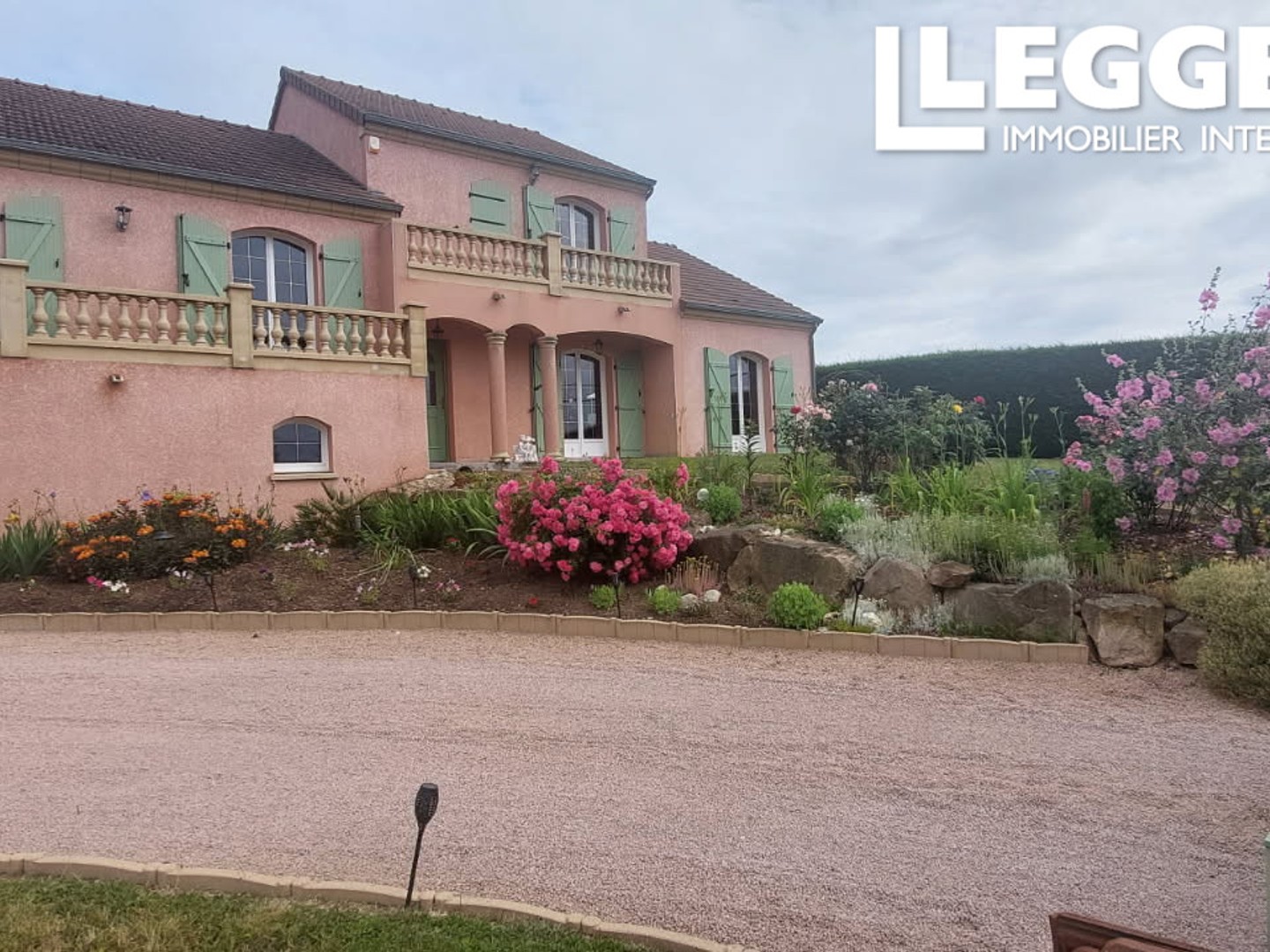Villa de style contemporain, construite autour de 2012, de 145 m² habitables sur un terrain clos et paysagé
