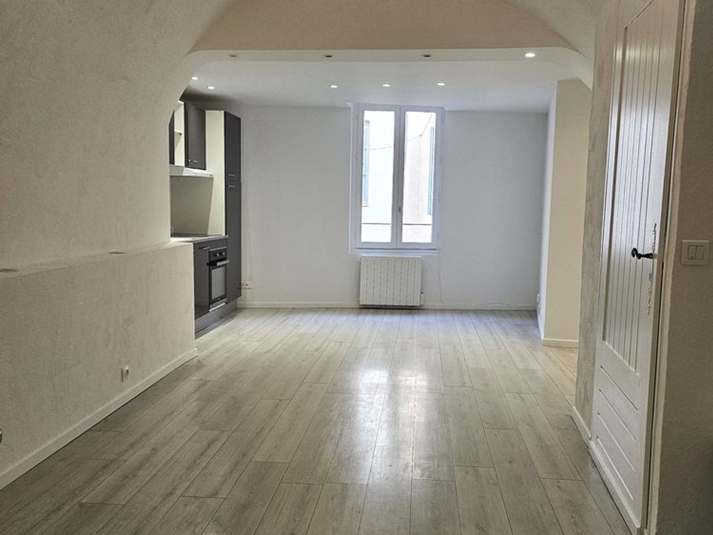 APPARTEMENT LUMINEUX ET SPACIEUX AU COEUR DU VILLAGE - TOUTES COMMODITÉS À PIED