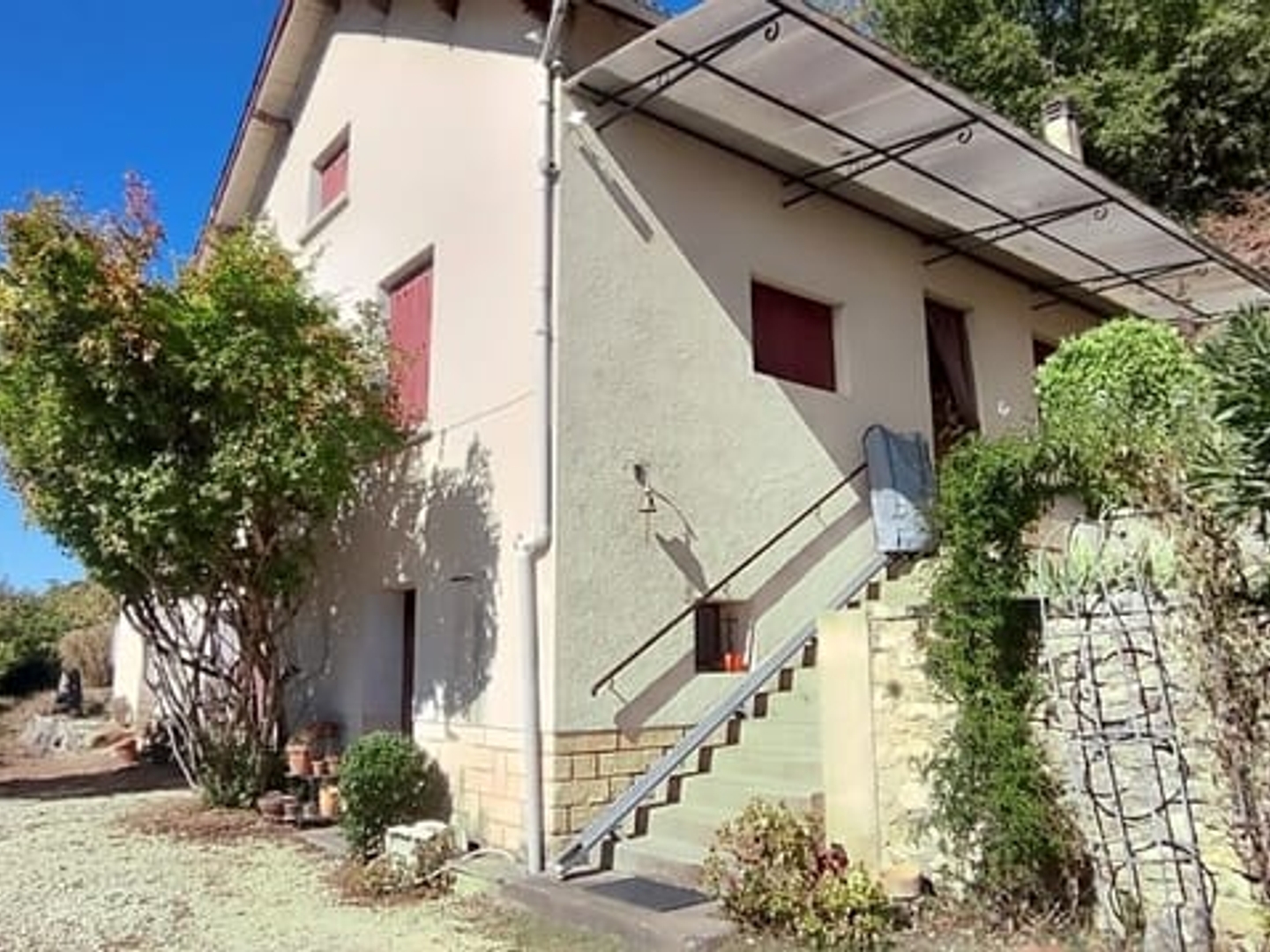 MAISON 2 CHAMBRES + T2 INDEPENDANT + 2 GARAGES + CAVE + ETC.....LE TOUT SUR UN TERRAIN DE 5 847M² A 2 MINUTES DU CENTRE-VILLE DE LALINDE
