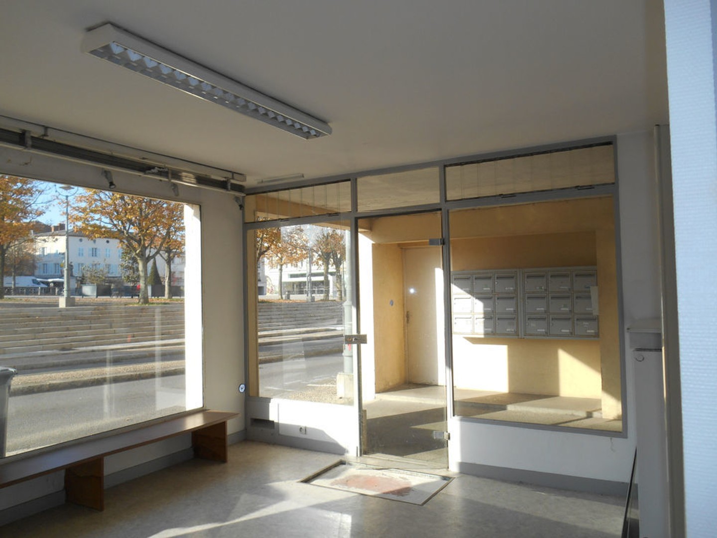 CENTRE PARTHENAY LOCAL COMMERCIAL DE 44 m2 sur AXE DE PASSAGE
