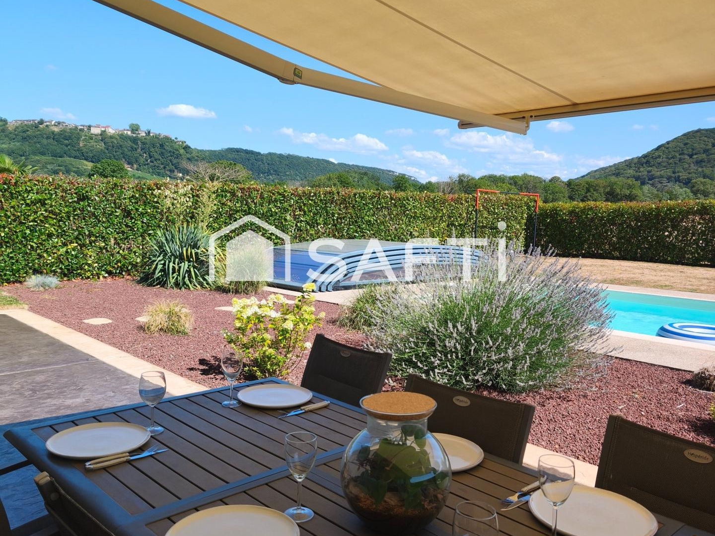Vue Château Chalon, Piscine, zéro travaux !