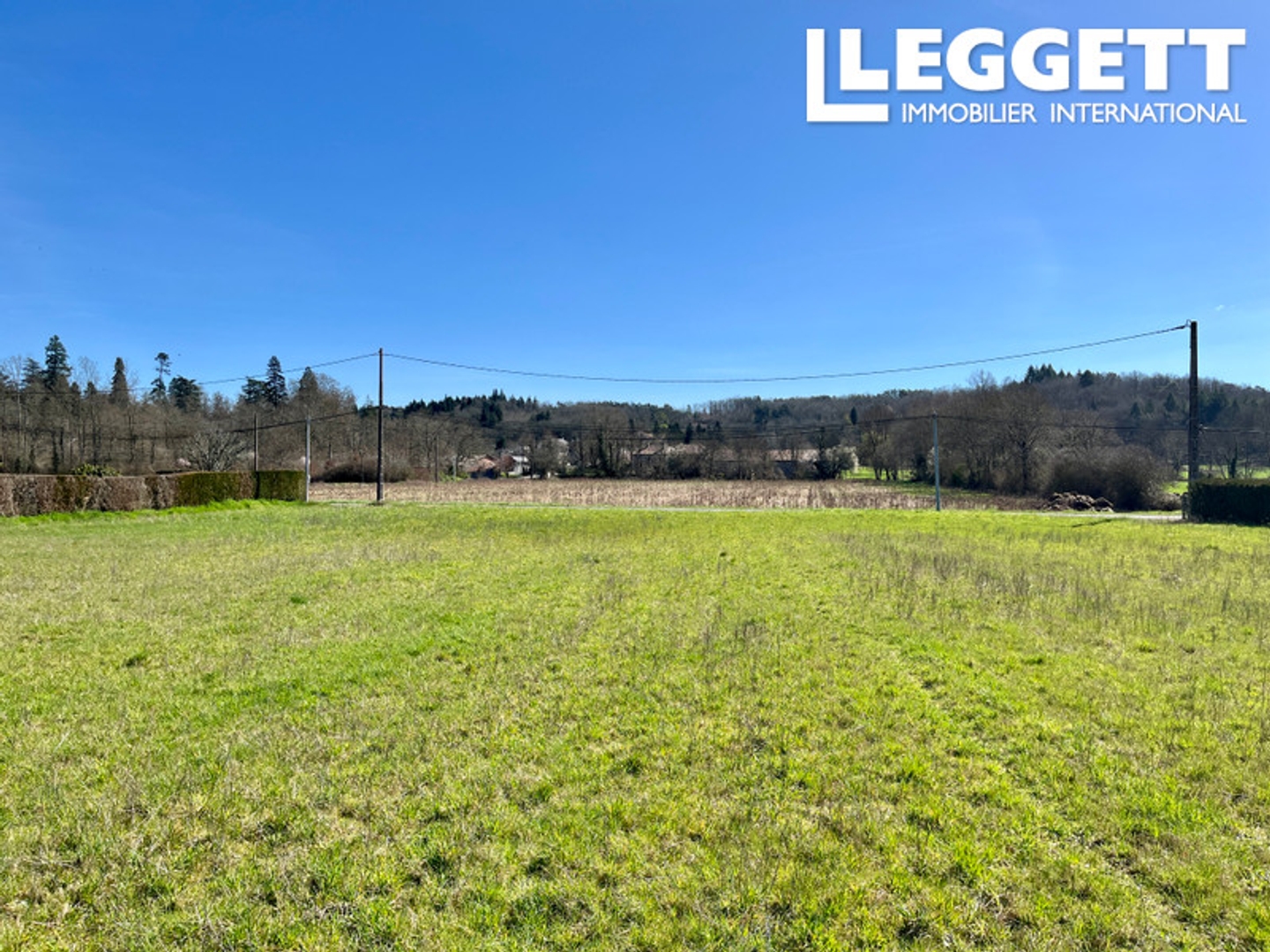 Terrain constructible à vendre, en bordure d'un beau hameau du Nord Dordogne