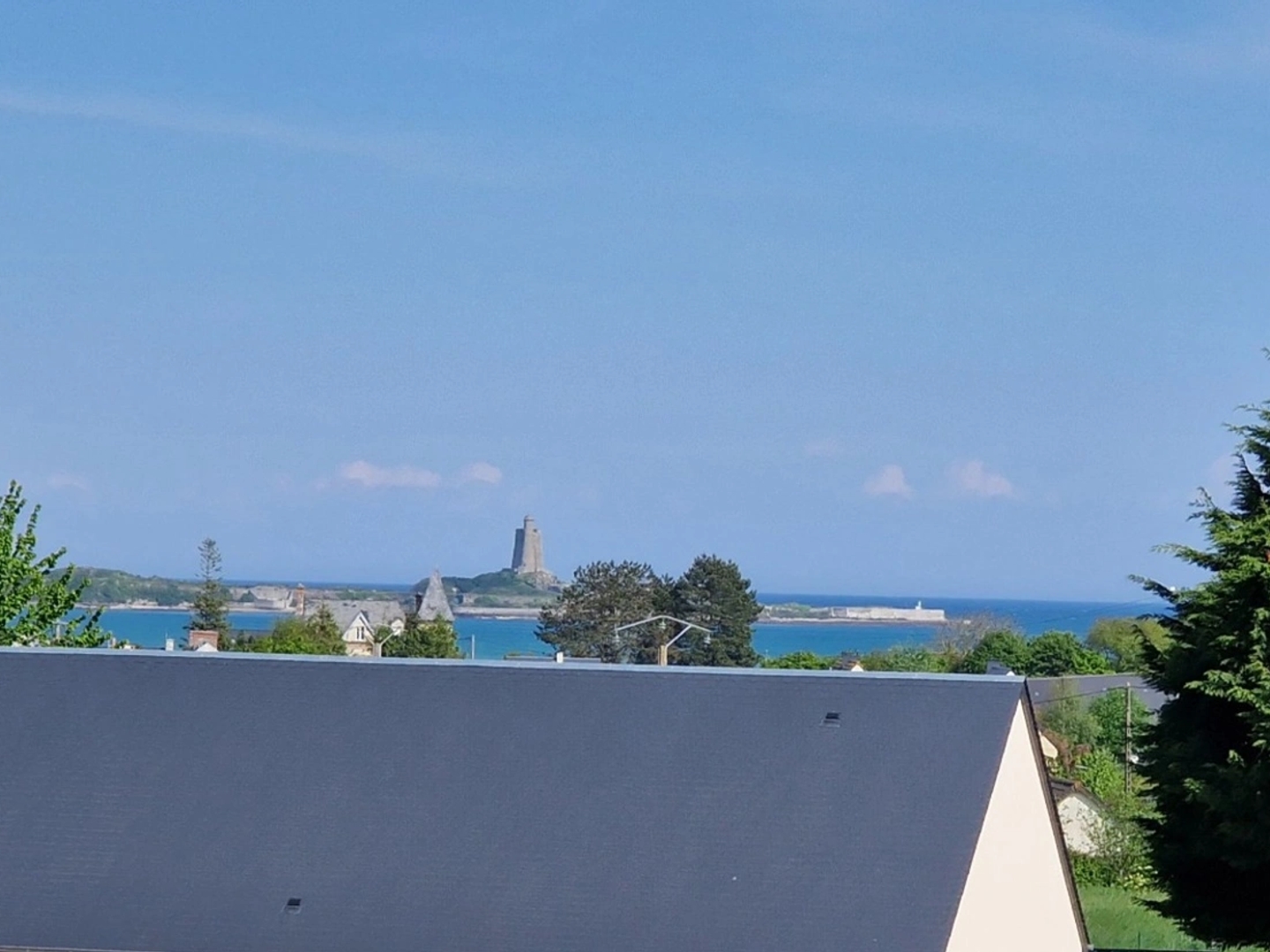 Exclusivité.!! Charmante maison familiale de 137 m2, 6 pièces 4 chambres dont une avec vue mer — Quettehou —