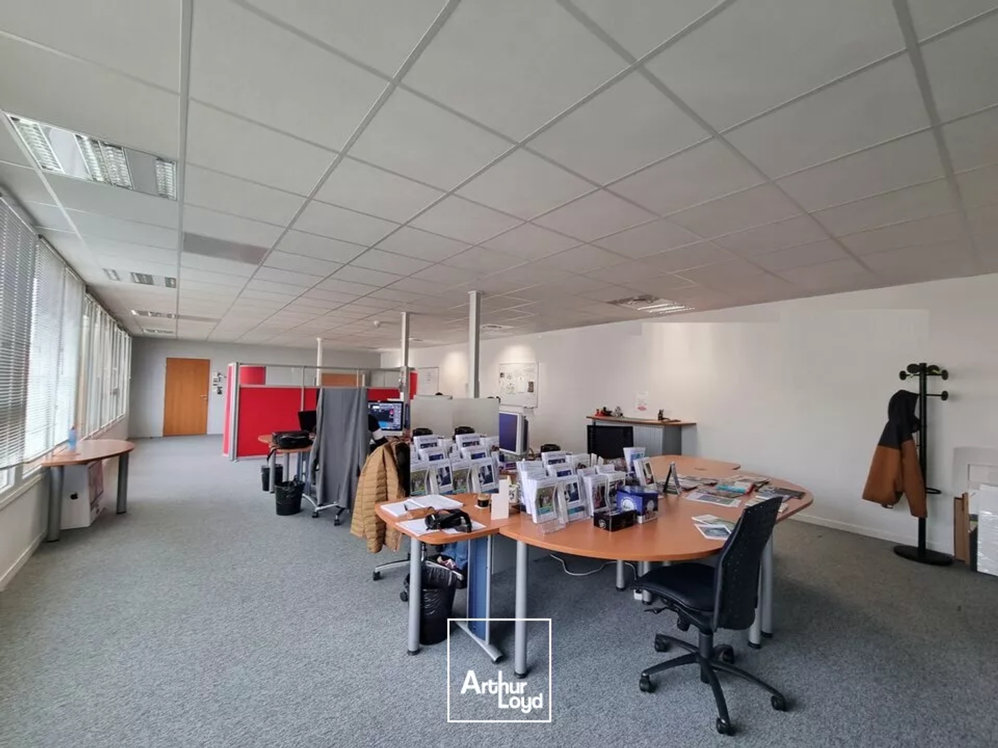 A VENDRE IMMEUBLE TERTIAIRE LOUE - 998m² POITIERS DEMI LUNE
