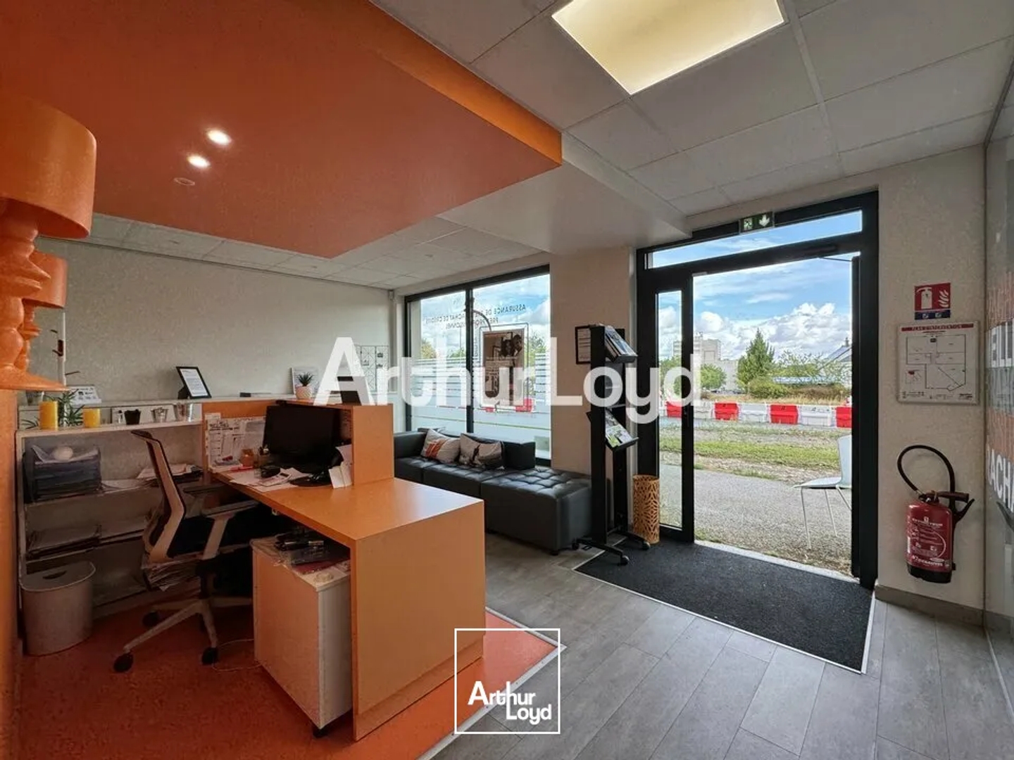CHAMBRAY LES TOURS COMMERCE A VENDRE 89 M² 4 BUREAUX ET SALLE DE REUNION