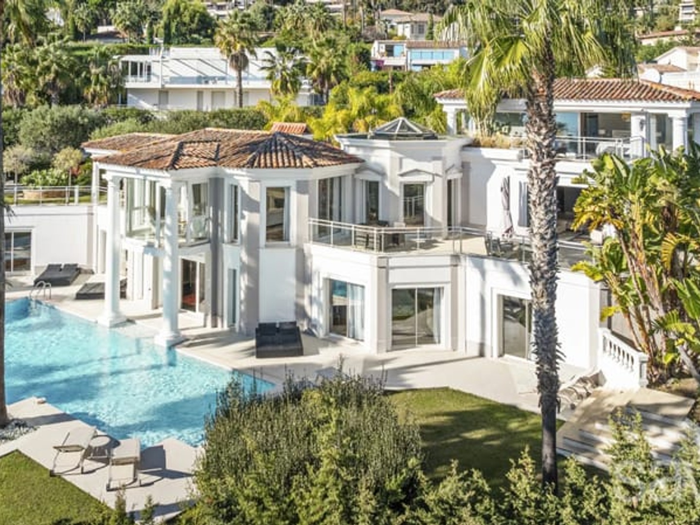 Élégante villa offrant piscine et vue imprenable