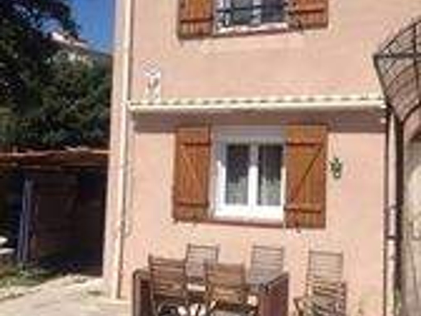 Villa T4, mitoyenne par 2 murs.