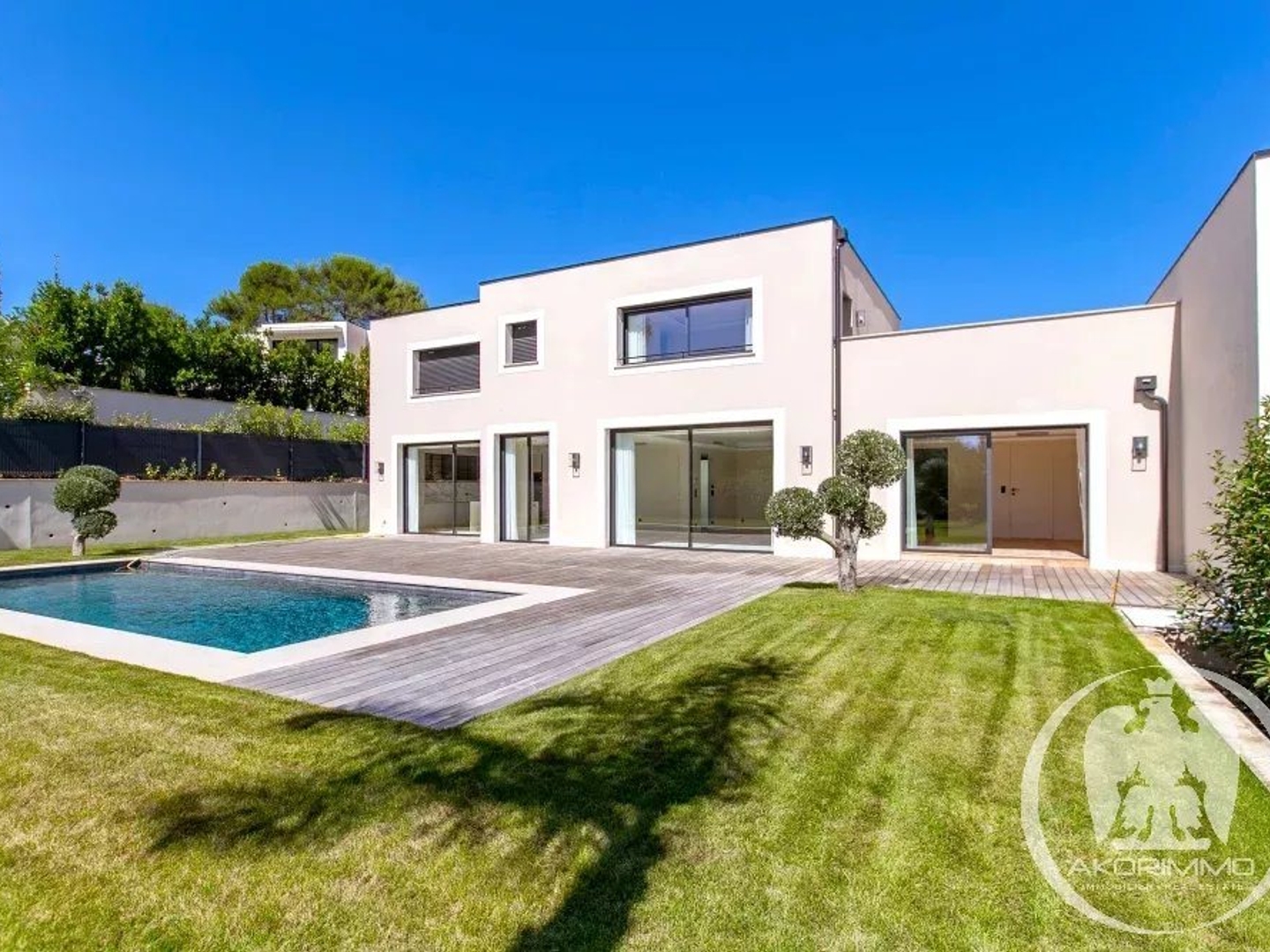 Magnifique villa contemporaine de 280 m² offrant 8 pièces principales sur 3 niveaux