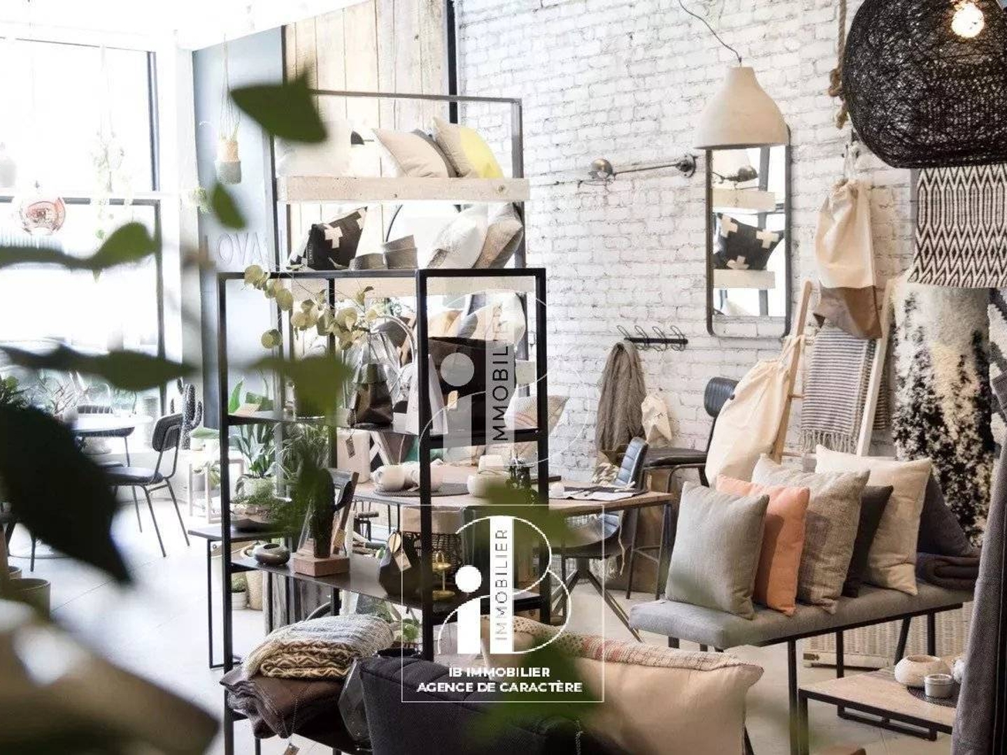 FONTAINEBLEAU CENTRE-VILLE QUARTIER PIETON JOLIE BOUTIQUE DE 27 M² AVEC PETITE RESERVE ET WC ET BELLE CAVE