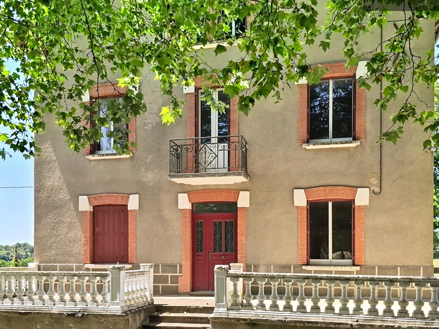PROPRIÉTÉ DE CARACTÈRE ISOLEE AVEC 8 HECTARES ET GRANDES DÉPENDANCES - AVEYRON
