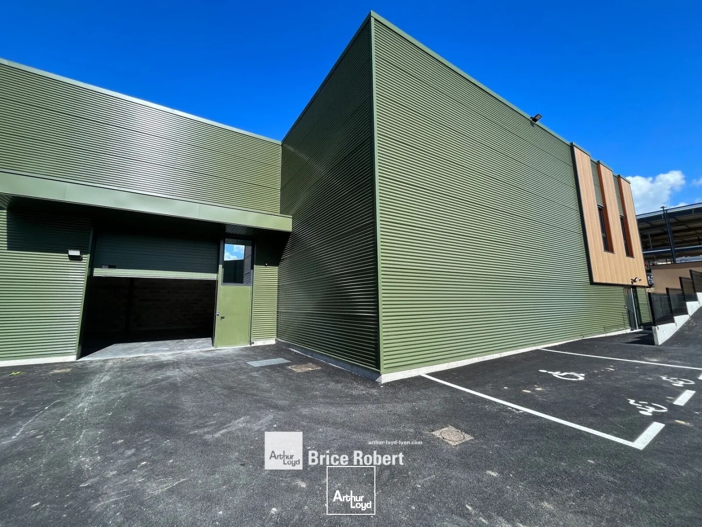Bâtiment d'activité indépendant à vendre à Thurins avec accès plain pied