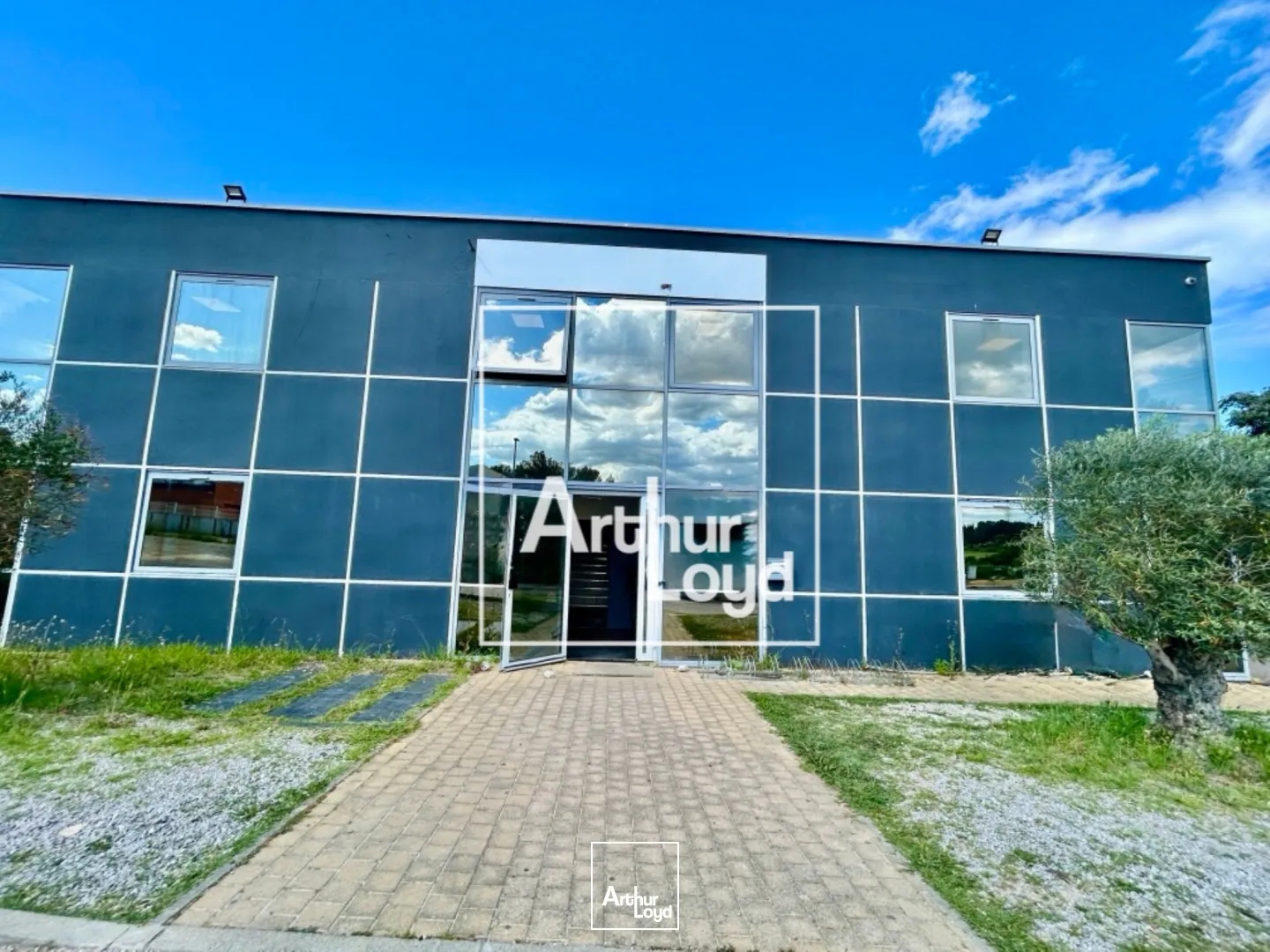 Bureau à vendre à Saint-Clément-de-Rivière parking privatif et extension possible