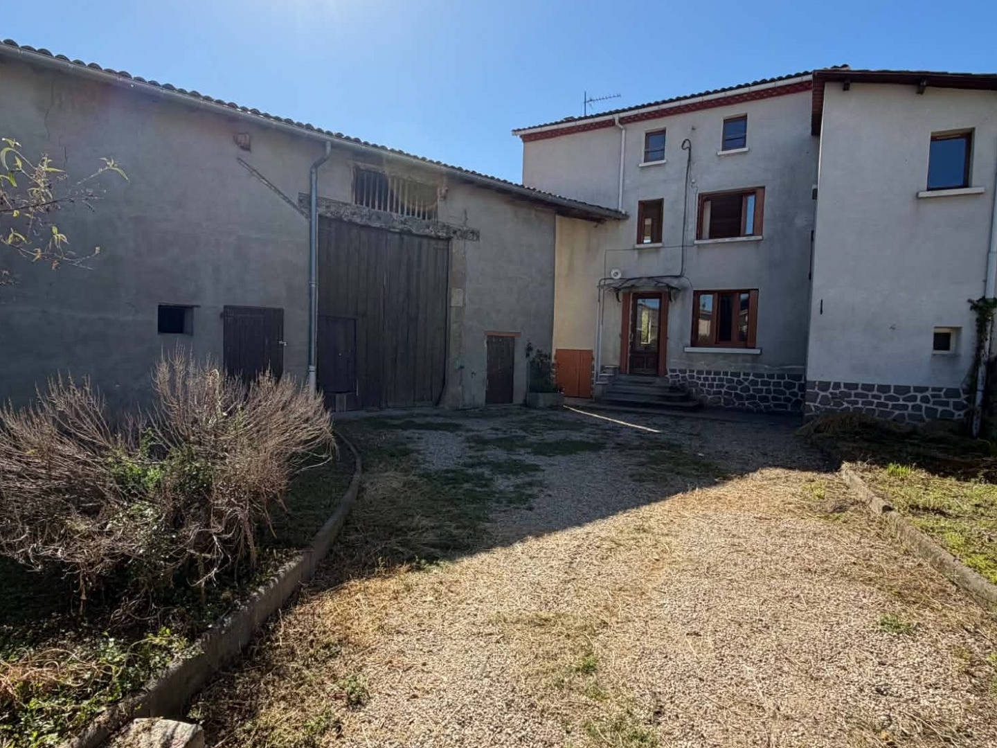 Maison à rénover avec grange et terrain