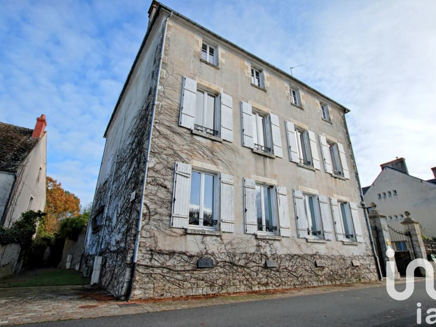 Maison à vendre - 8 pièces - 435m2 - Neuvy-Sur-Loire (58450)