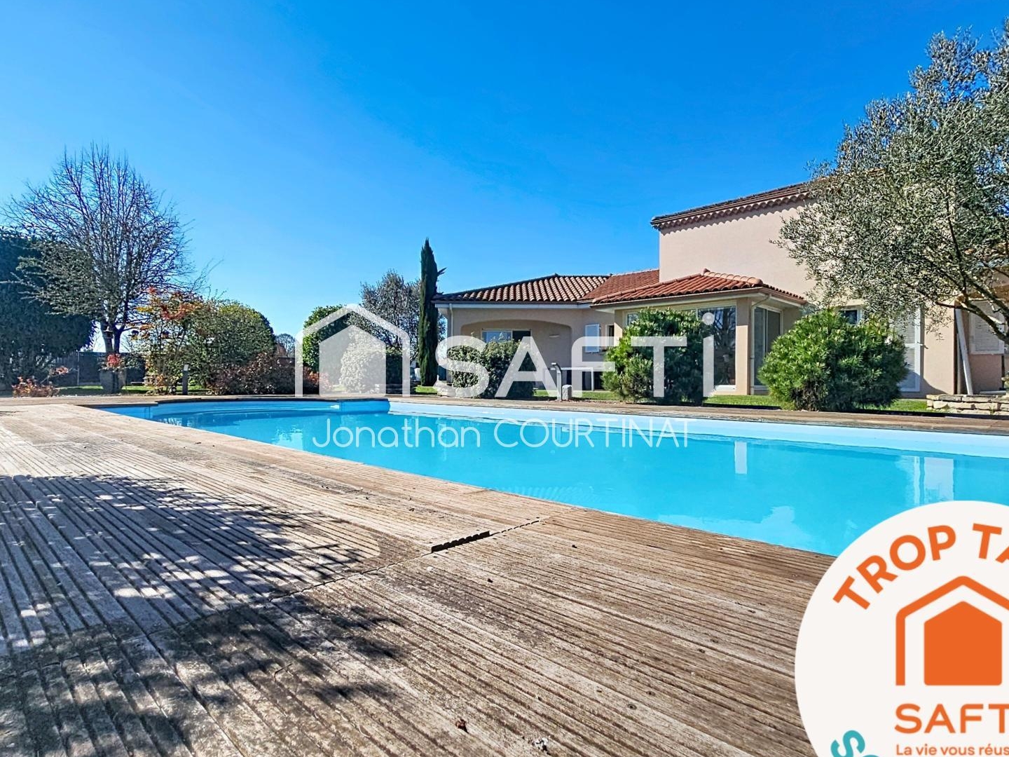 Villa moderne avec piscine et grand terrain